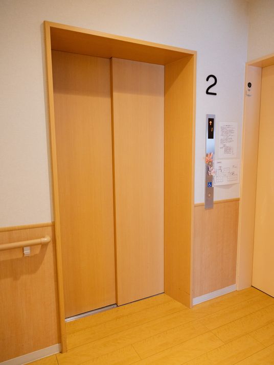 広々としたエレベーター