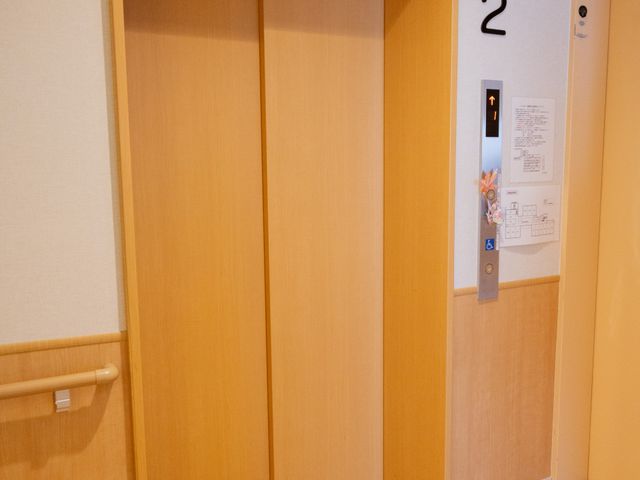 広々としたエレベーター エレベーター 柔らかな光が差し込むエレベーターは、手すりもついており安心です。車椅子でも楽に移動できる設計となっています。