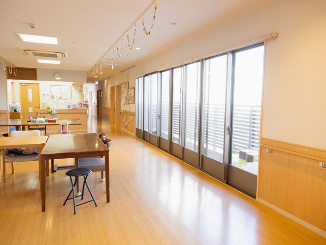 広々とした明るいダイニング ダイニングルーム 天井が高く、自然光が差し込むダイニングスペースです。静かで心地よい雰囲気の中、お食事をお楽しみいただけます。