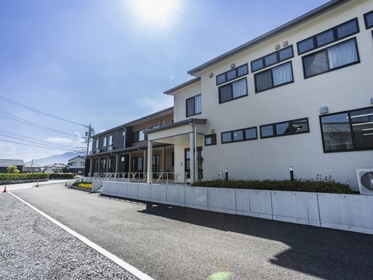 開放的で明るい建物外観