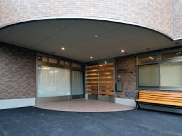 エントランスの清潔な空間 エントランス ゆったりとしたベンチのあるエントランスです。訪れた方が安らげる、きれいな待合スペースがございます。