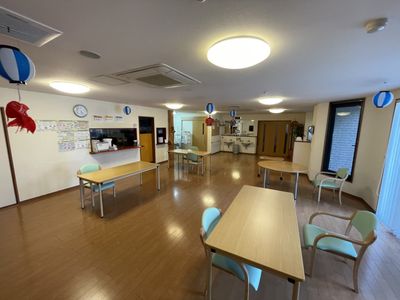 共有スペースの明るい居室