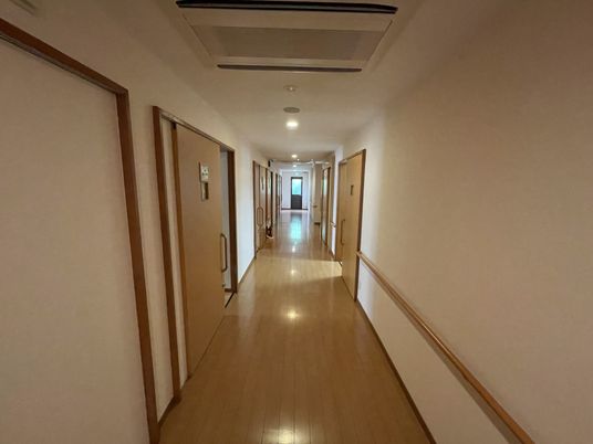 廊下の明るい様子