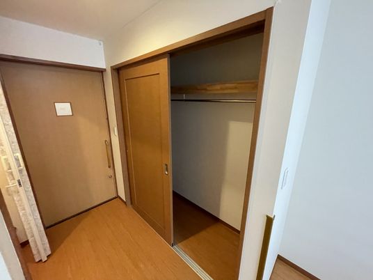 居室内の整ったクローゼット