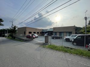 ゆったりとした外観の建物