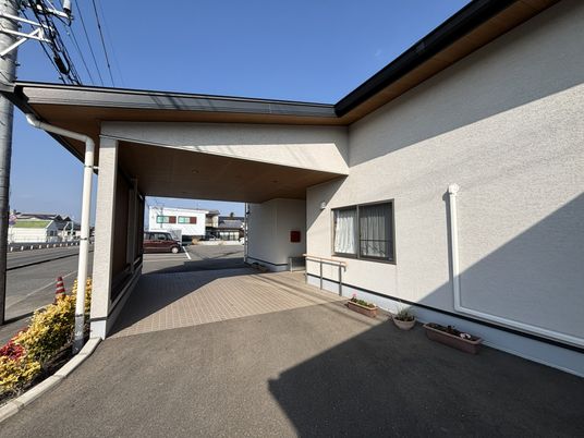 施設のエントランス