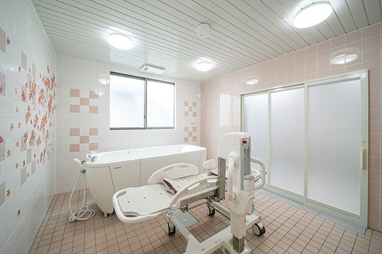 光が差し込む浴室