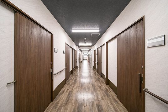 落ち着いた色合いの廊下