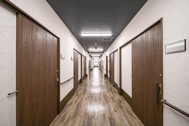 落ち着いた色合いの廊下