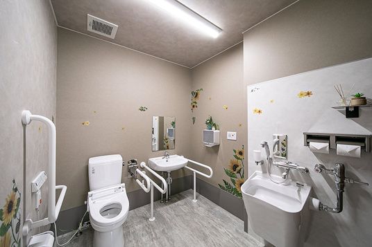 花柄の壁紙のトイレ