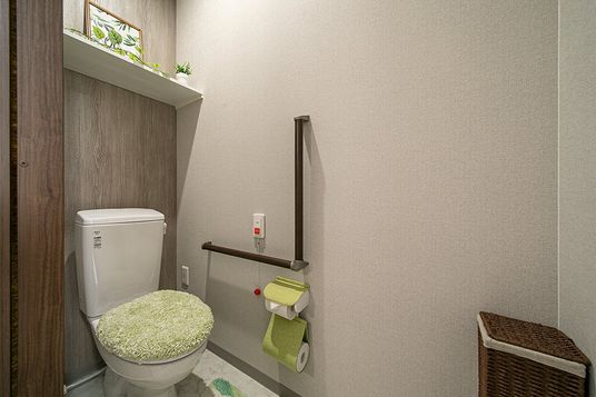 手すりと棚のある部屋