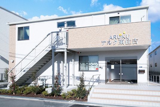白壁の建物外観