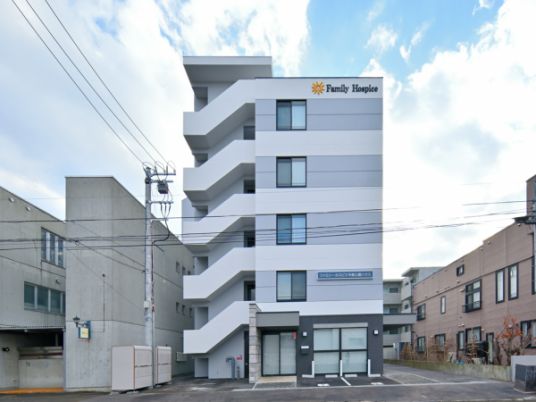 現代的な外観の施設