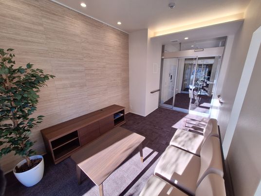 笑顔で介助するスタッフイメージ