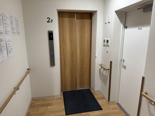 2階のエレベーター前  