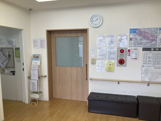掲示物がある廊下