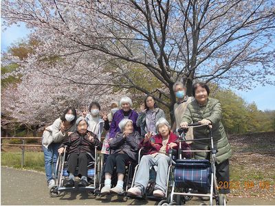 スタッフと利用者中庭