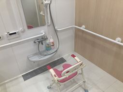 浴槽と椅子の洗い場