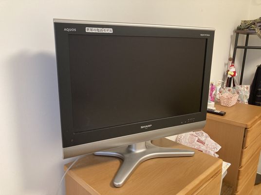 テレビと棚のある部屋