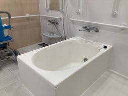 白いバスタブの浴室