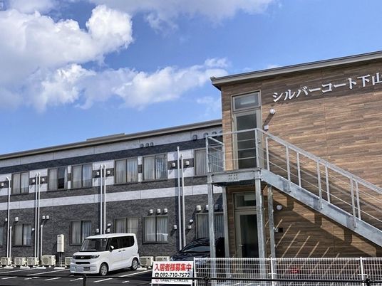 施設外観と階段  