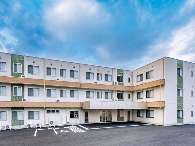 清潔感のある建物外観 外観 きれいに整備された外観の施設で、新たなキャリアを築きませんか。清潔感あふれる職場が皆様をお待ちしています。