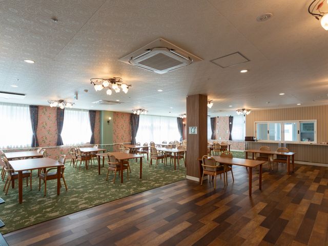 広々とした明るいダイニング ダイニングルーム 落ち着いた色合いでコーディネートされたダイニングルームです。ゆったりと食事をお楽しみいただけるように設計されています。