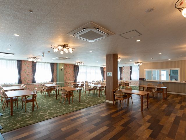 広々とした明るいダイニング