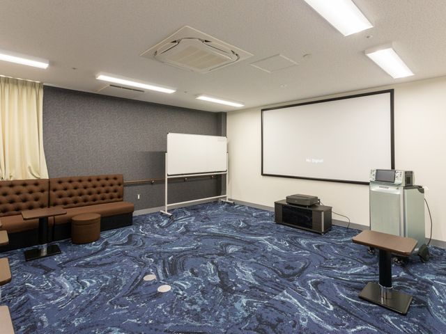 多目的に活用可能な中庭 多目的室 ゆったりとした空間の多目的室では、映画鑑賞や趣味の時間をお過ごしいただけます。