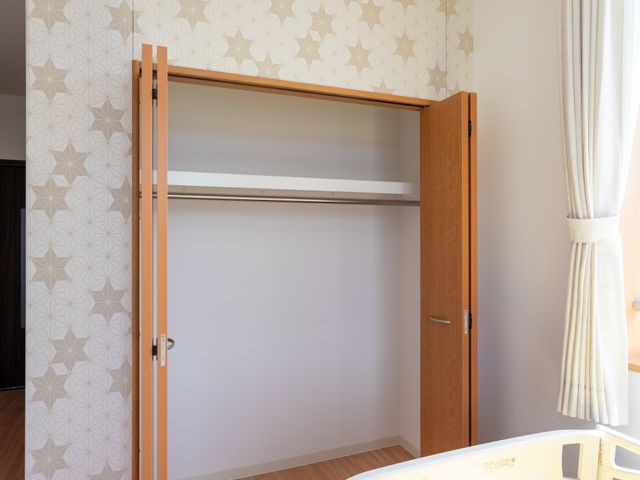 居心地の良い居室 居室 広々とした環境の居室は、日中の光が優しく差し込み、心地よい時間を過ごせる設計となっています。