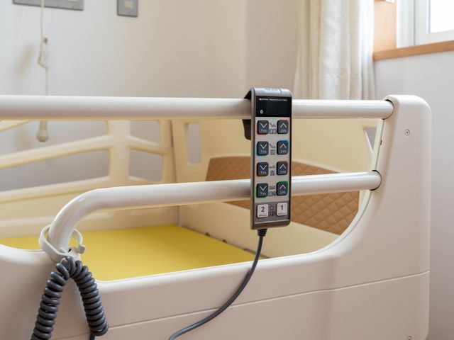 特別なベッドのコントロールパネル 居室 手元のコントロールパネルで、簡単にベッドの高さ調節が行える快適な居室です。安心してご利用いただけます。