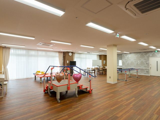 機能訓練室 機能訓練室 ゆったりとした機能訓練室です。明るく整頓された空間で、リハビリなどを行えます。