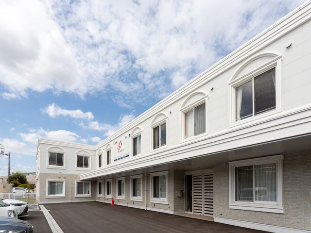 ゆったりとした外観 外観 広々とした駐車スペースがあり、のびのびとした印象の建物です。明るい雰囲気で迎える門出にふさわしい場所です。