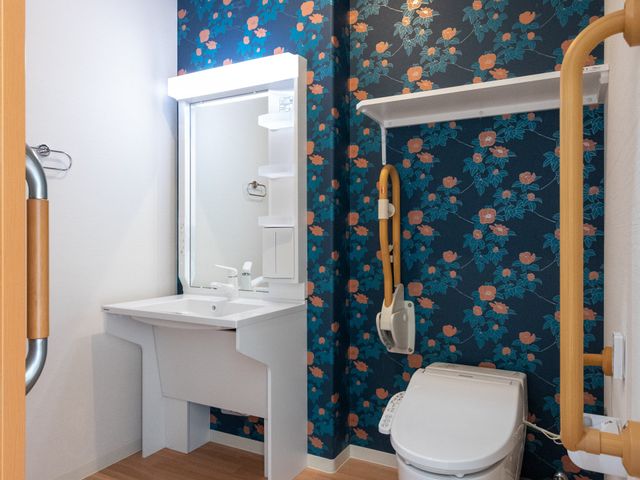 清潔なトイレスペース トイレ 手すりと幅広出入口を備えた洗面所では、安全にご利用いただけるよう配慮されています。