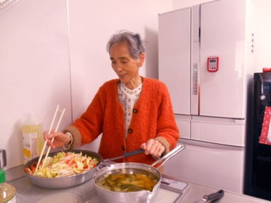 調理中の高齢女性