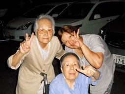 三人の笑顔と仲良しポーズ