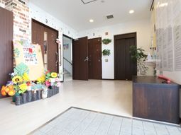 温かい色合いのロビー