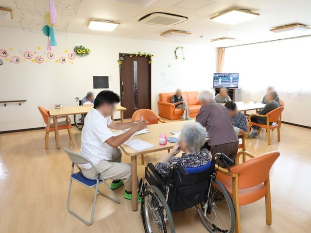 明るい共有リビング空間 リビング 心地よいリビングで憩いの時間を。利用者が様々な活動を楽しむ姿が見られます。