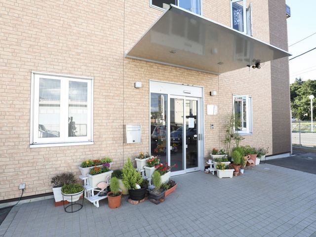 エントランス付近の植物 玄関 様々な植物が飾られた温かみのあるエントランスです。清潔感のある環境は、訪れる全ての方に安心を与えます。