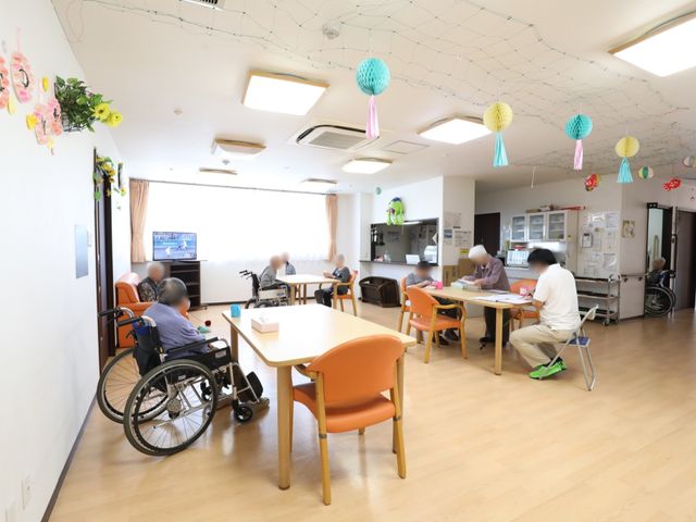 快適な共有ラウンジ 共有スペース 共有ラウンジは明るく、居心地の良い空間です。利用者サンがくつろぎながら、様々な活動を楽しんでいらっしゃいます。