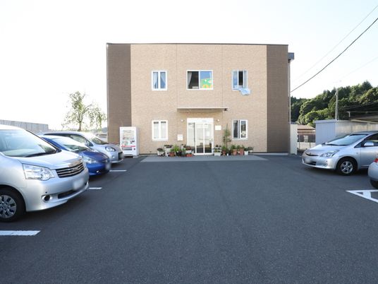 入口付近の駐車場