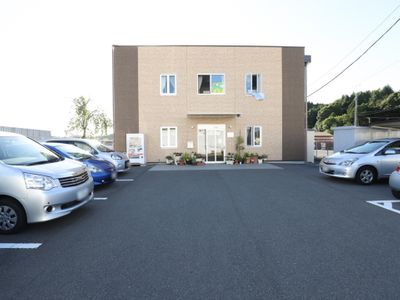 入口付近の駐車場