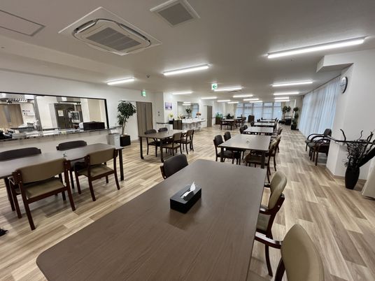 居心地の良い広々とした食堂