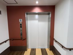 赤壁に映えるエレベーター