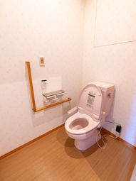手すり付きの清潔なトイレ