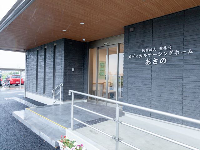 広々としたエントランス エントランス ゆったりとした入口は明るく、車椅子でも安心してお過ごしいただける設計です。