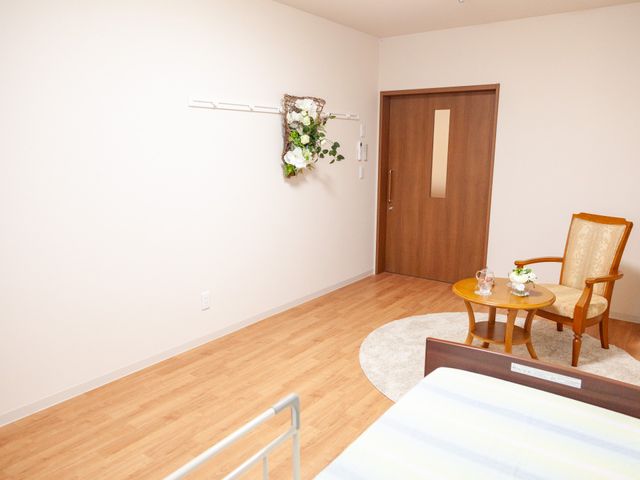 ゆったりした居室の一角 居室 広々としたキレイなお部屋の一角には、ティーセットが置かれ快適なひとときを過ごせそうです。