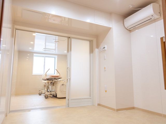 入口付近の清潔な空間 浴室 ゆとりあるエントランスには、バリアフリー設計が施され、利便性の高い環境が整っています。