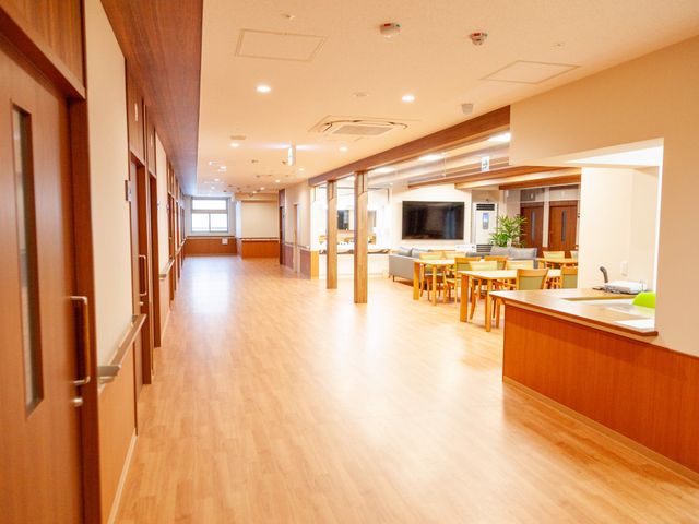 広々とした居室の様子 共有スペース ゆとりある居室空間で、窓からの自然光が心地よく差し込み、居心地の良い環境が整っています。