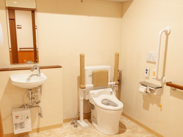 バリアフリー設計のトイレ トイレ 安全なサポートバー付きのトイレです。使いやすさを考えた設計で、安心してご利用いただけます。